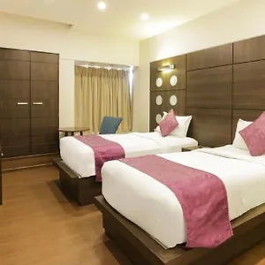 Hotel Green Plaza At Airport ***